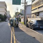 男子開車途中撞及路旁車輛導致翻車卻於脫困後逃逸由警方追緝中