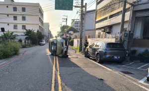 男子開車途中撞及路旁車輛導致翻車卻於脫困後逃逸由警方追緝中