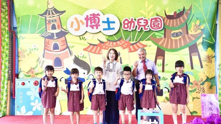 屏縣送火箭書包 祝幼兒展翅高飛