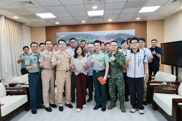 邱佩琳慰問國軍 贈端午節慰問金