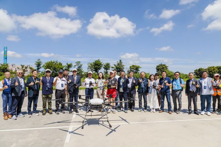 翁章梁見證璿元科技首發多機一站式通訊系統