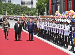 習近平抵達北韓 金正恩親至機場迎接