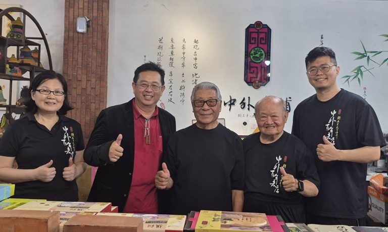 薛兆基布局觀光外交日本前市長造訪蓮池潭