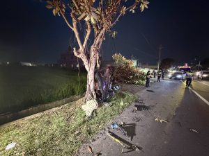 疑似毒駕自撞路樹翻車釀2死1傷