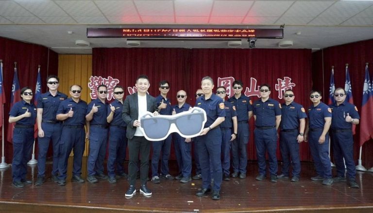 警察節前夕岡山警友辦事處致贈墨鏡挺波麗士