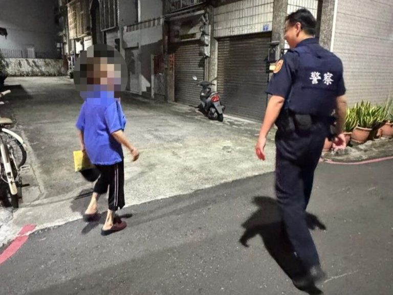 見老婦蹲坐路旁 警憑高齡關懷資料庫暖送返家