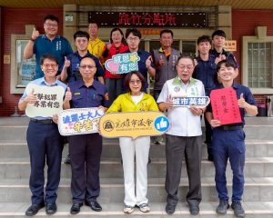 康裕成和黃明太到路竹分駐所頒贈慰問金
