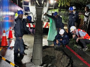 連日大雨 岡山中山北路路面塌陷 捷運局漏夜搶修