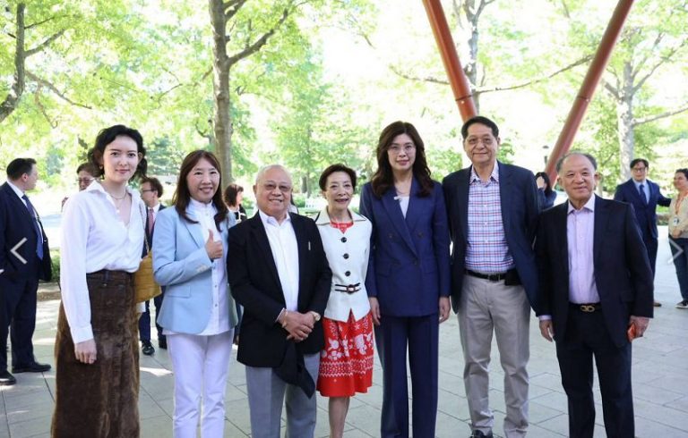 鄭麗文訪紐約皇后植物園 以蘭花比喻台灣堅守和平的精神