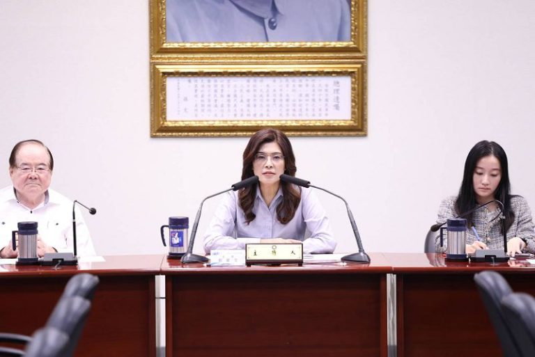 鄭麗文訪美返台 批綠媒造謠抹黑