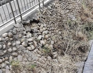 龍井區龍泉市場前道路塌陷 地主父子與區長當面進行溝通