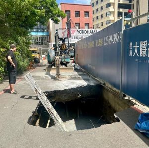 台中大里區中興路二段182巷出現大坑洞