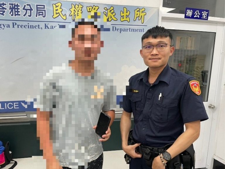 騎車趕上班手機噴飛 阿伯助民權警尋回