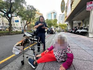 體力不支仍心繫參拜 凱旋警即時伸援助老婦圓心願