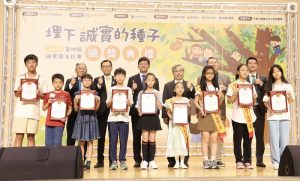 高雄學子提筆書寫品德力量105位學生獲表揚