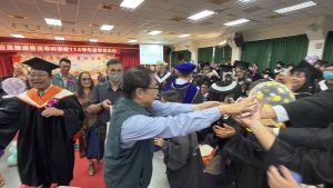 出席畢典 黃偉哲勉勵服務社會