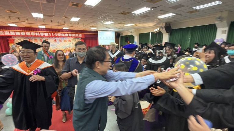 出席畢典 黃偉哲勉勵服務社會