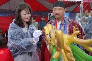 龍舟開光祭江下水 邱佩琳點睛祈福