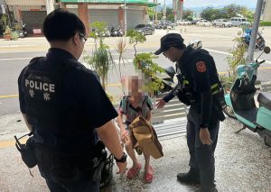 九旬婦溜出門釀走失 頭家警暖心送返家