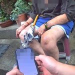 六旬婦身體不適跌坐路旁 潭北警助返家