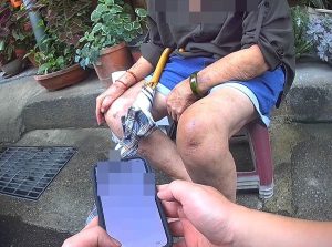 六旬婦身體不適跌坐路旁 潭北警助返家