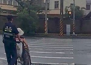 輪椅婦因雨受困超商 馬岡警暖心協助