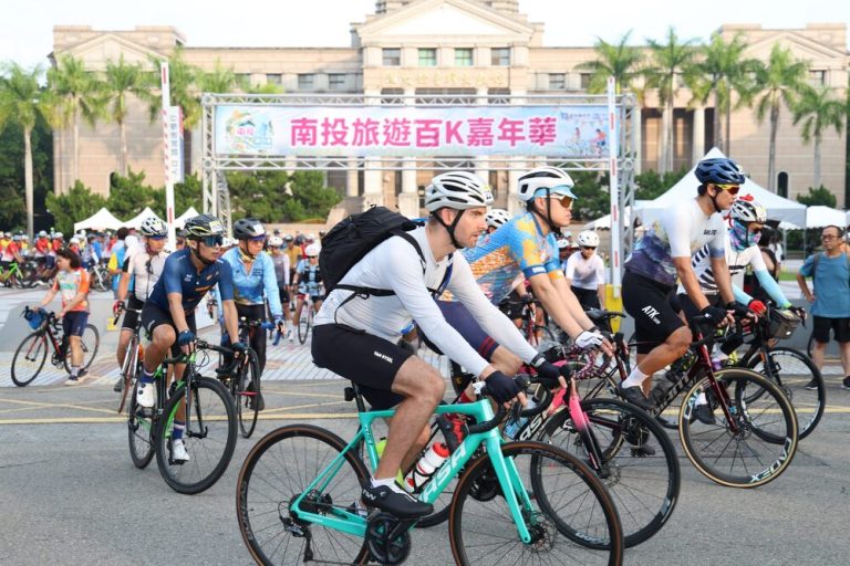 南投百K自行車旅遊 鳴槍出發