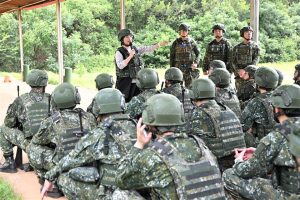 探視彰縣教召子弟兵 王惠美勉自我精進