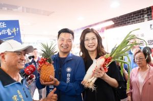 鄭麗文偕楊植斗 木柵市場拜票