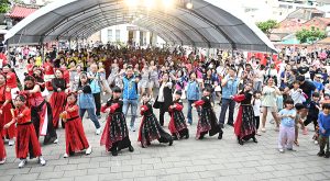 小鎮光影藝術節 千人齊跳Kung Fu Fighting