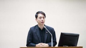吳乃仁管收12天即獲釋　牛煦庭質疑：升斗小民會有同樣待遇嗎？