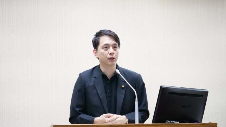 吳乃仁管收12天即獲釋　牛煦庭質疑：升斗小民會有同樣待遇嗎？
