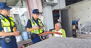 失智翁外出吃豬腳迷航 社口警民接力助返家