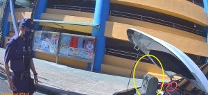 載兒上學車突拋錨 潭子警扛7公斤電霸助發電
