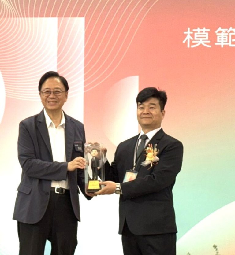 環保局稽查科長謝宏松榮獲模範公務員