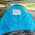 水里溪畔街友搭帳篷、養雞 公所促移除