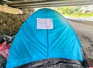 水里溪畔街友搭帳篷、養雞 公所促移除