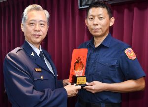 許逸維串連鄰里愛心助弱勢姊弟 吳敬田表揚