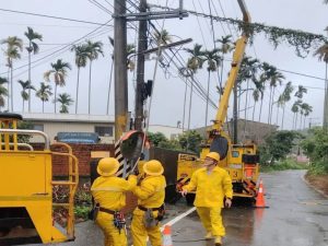 巴威侵襲 南投1千4百多戶停電 台電冒雨搶修