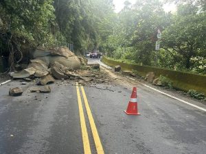 大巨石砸路面 溪頭聯外道崩坍緊急搶通單線
