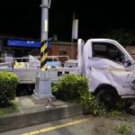 男酒後開車失控自撞 自已因而受傷被送辦
