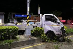 男酒後開車失控自撞 自已因而受傷被送辦