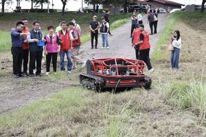 仁德滯洪池導入遙控割草機器人 黃偉哲：提升工安打造智慧城市