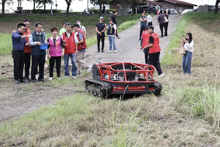 仁德滯洪池導入遙控割草機器人 黃偉哲：提升工安打造智慧城市