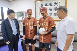 嘉大之光！中職選秀傳捷報 林翰謙校長勉勵李崧睿、顏承恩發光發熱