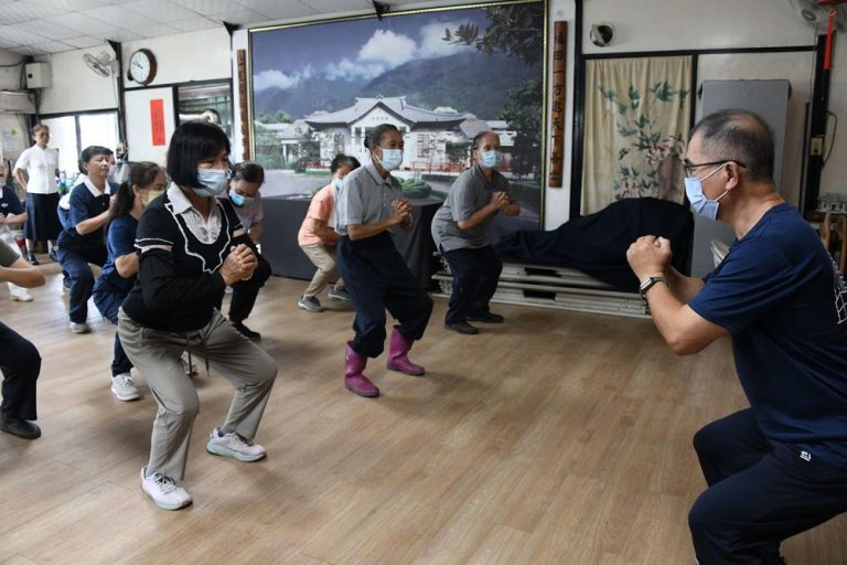 嘉義慈濟診所前進環保站 舉辦肌力篩檢守護長者健康