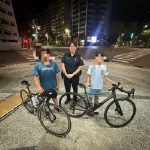 國中生夜騎腳踏車遇爆胎 成功警暖心載送人車返家