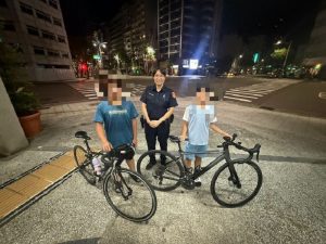 國中生夜騎腳踏車遇爆胎 成功警暖心載送人車返家