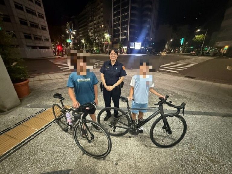 國中生夜騎腳踏車遇爆胎 成功警暖心載送人車返家