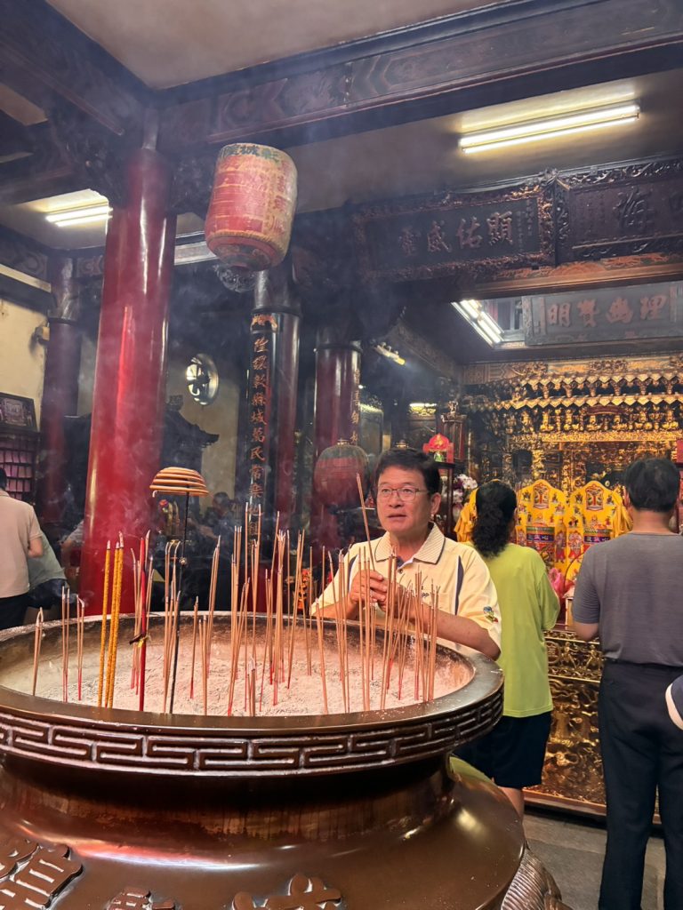 彰化縣長參選人邱建富競總進駐 城隍爺前祈福